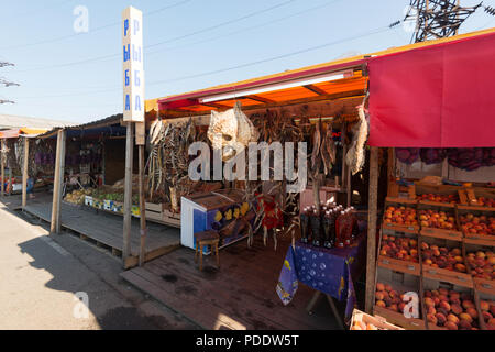 Kaufen lokales Essen auf einer Straße, die Ukraine Stockfoto