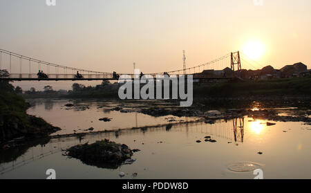 Motorrad überquert die Brücke am Citarum Suspension Bridge, Bandung, Indonesien. Stockfoto