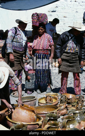 Quiche Maya Menschen tragen traditionelle Kleidung auf dem Markt in Chichicastenango, Guatemala für redaktionelle NUR VERWENDEN Stockfoto