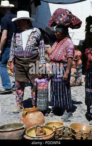 Quiche Maya Menschen tragen traditionelle Kleidung in Chichicastenango, Guatemala für redaktionelle NUR VERWENDEN Stockfoto