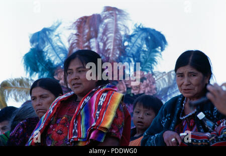 Quiche Maya Menschen tragen traditionelle Kleidung in Chichicastenango, Guatemala für redaktionelle NUR VERWENDEN Stockfoto