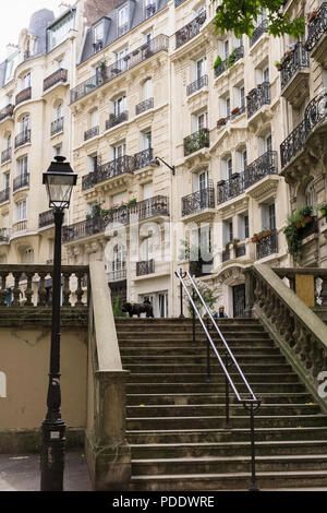 Paris Montmartre Straße - Haussmann Stil Gebäude und Treppen in Montmartre, Paris, Europa. Stockfoto