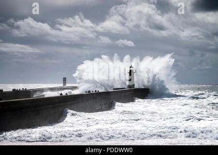 Wellen, die über ein Leuchtturm in Foz do Douro, Porto, Portugal Stockfoto