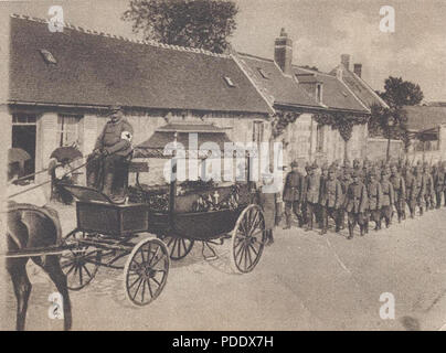 55 BASA-237 K -1-361-15 - Aus dem Westen vor. Beerdigung von deutschen Soldaten. Ein Trauerzug in den Straßen von Noyon. Stockfoto