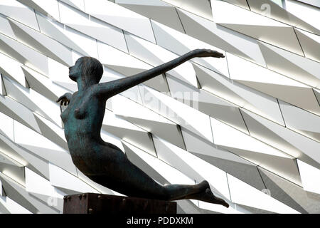 Titanica Skulptur außerhalb Titanic Centre in Belfast. Stockfoto