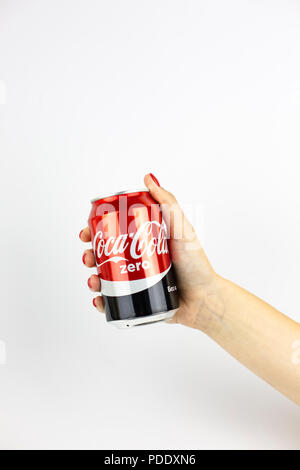 Atlanta, Georgia, USA - 22. Juli 2018: Frau mit roten Nägeln halten riesige Aluminium kann coca-Cola Zero aus Russland auf weißem Hintergrund Stockfoto