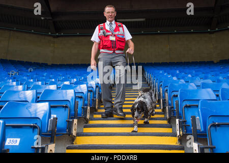 Embargo auf 0001 Freitag, 10. August Sniffer Hund Charlie und Handler Frank Thornborrow der steht bei Chelseas Stamford Bridge Stadion in London während einer Demonstration von der Polizei gegen den Terror Netzwerk vor dem Start der Premier League Saison. Stockfoto