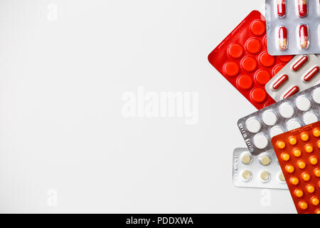 Foto von Blisterpackungen mit bunten Tabletten auf leeren weißen Raum. Stockfoto