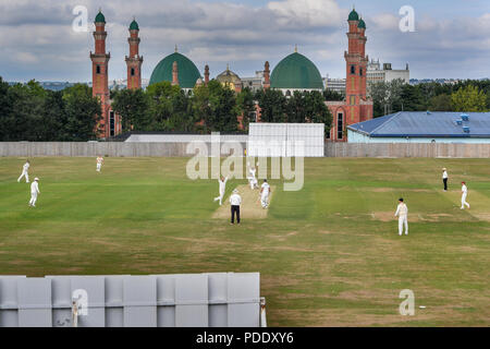 Die MCC-Doug Mulholland appelliert wie die MCC-spielen Yorkshire asiatischen XI an der Park Avenue in der Nähe des Al-Jamia Suffa-Tul-Islam-Moschee in Bradford Stockfoto