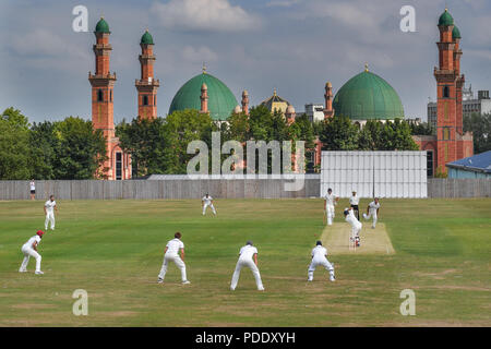 MCCs Tim Jackson Fledermäuse wie die MCC-spielen Yorkshire asiatischen XI an der Park Avenue in der Nähe des Al-Jamia Suffa-Tul-Islam-Moschee in Bradford Stockfoto