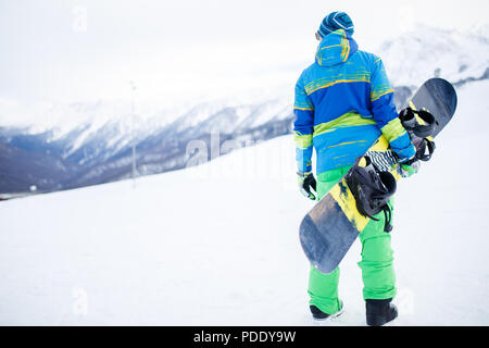 Foto von Mann mit Snowboard aus zurück Stockfoto