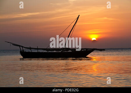 Ein traditionelles Johazi ist vor der Küste von Sansibar. Ein kleines Segelschiff noch in gemeinsamer Nutzung entlang der ostafrikanischen Küste. Stockfoto