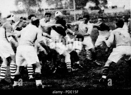 98 Championnat de France de Rugby 1935, Biarritz - USAP, Perpignan éloigne la Balle du Paquet, l'un des avants Ouvre- sur Roger Vails le Demi de mêlée Stockfoto