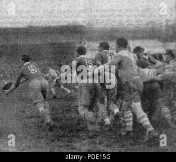 98 Championnat de France de Rugby 1937, Vienne-Montferrand, sortie de montferrandais mêlée pour le Thiers, le Demi de mêlée qui Ouvre- sur ses Linien arrières Stockfoto