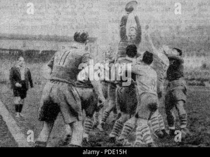 98 Championnat de France de Rugby 1937, Vienne-Montferrand, sur une Touche, un Avant montferrandais prend Besitz du Ballon Stockfoto