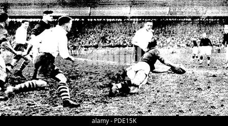 98 Championnat de France de Rugby à XV 1936 Narbonne-Montferrand, le Demi de mêlée narbonnais Lombard transmet à ses équipiers Ciottes et Raynaud Stockfoto