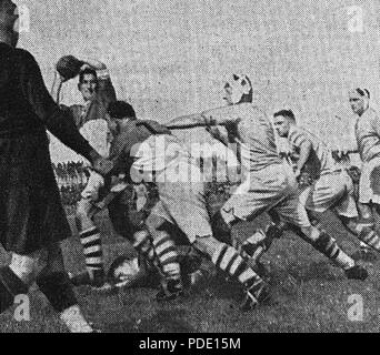 98 Championnat de France de Rugby 1939, l'avant biarrot Ithurra passe son Ballon Stockfoto