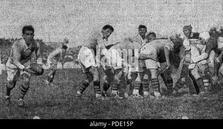 98 Championnat de France derugby 1938, le Demi d'Ouverture perpignanais Lavail va servir ses Trois-qt. Stockfoto