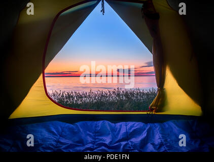 Blick aus dem Zelt. Wandern, schönen Sonnenuntergang vom Eingang des Zeltes. Reisen mit Savage. Stockfoto