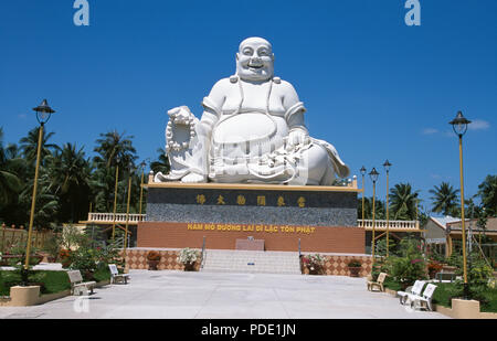 Glücks Buddha an Vinh Trang Pagode in My Tho, Mekong Delta in Vietnam. Stockfoto