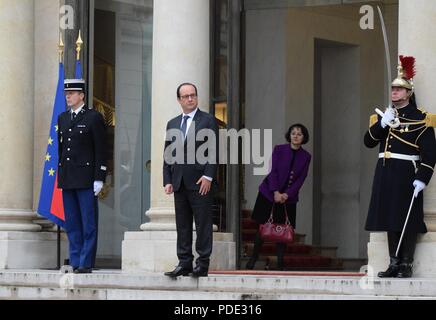 November 26, 2014 - Paris, Frankreich: Ägyptischen Präsidenten Abdel Fattah al-Sisi trifft sich mit französischen Präsidenten François Hollande im Elysee-palast. Die ägyptische Strongman ist bei seinem ersten Besuch in Europa seit seiner Juli Staatsstreich 2013 und der brutalen Unterdrückung, die mehr als tausend Demonstranten tot in Kairo. Le President francais Francois Hollande se ein accueillir Le President egyptien Abdel Fattah al-Sissi vorbereiten. *** Frankreich/KEINE VERKÄUFE IN DEN FRANZÖSISCHEN MEDIEN *** Stockfoto