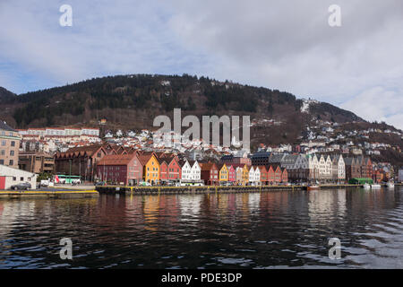 Bryggen, Bergen, Norwegen von einem Boot in den Hafen in den Morgen. Stockfoto