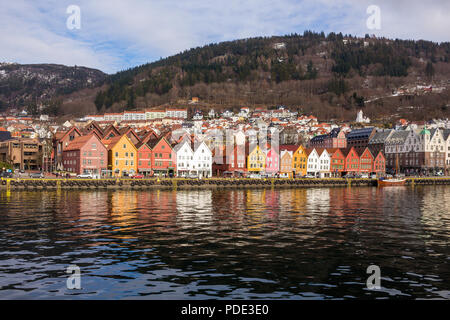 Bryggen, Bergen, Norwegen von einem Boot in den Hafen in den Morgen. Stockfoto