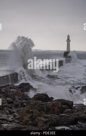 Aberdeen South Breakwater durch Wellen während das Tier aus dem Osten Sturm zerschlagen. Stockfoto