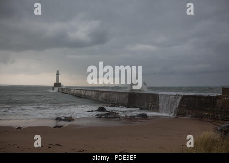 Aberdeen South Breakwater durch Wellen während das Tier aus dem Osten Sturm zerschlagen. Stockfoto
