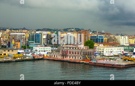 Sorrento ist eine Küstenstadt im Südwesten von Italien, mit Blick auf die Bucht von Neapel auf die sorrentinische Halbinsel. Auf Klippen, die die Stadt her separate gehockt Stockfoto