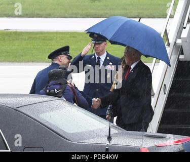 Oberst Daniel Whipple, 110 Angriff Wing stellvertretender Kommandeur, grüßt Vice President Mike Pence, und seine Frau, Karen, an W.K. Kellogg Flugplatz, Mich., 12. Mai 2018. (Air National Guard Stockfoto