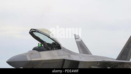 Us Air Force Maj. Paul "Loco" Lopez, F-22 Raptor Demonstration Team Commander und Pilot, bereitet in Tampa Bay AirFest 2018 MacDill Air Force Base, Fla., 12. Mai 2018 zu fliegen. Die MacDill Gemeinschaft Antenne Demonstrationen, statische zeigt und sich lokale Anbieter an der bi-erlebt-jährliches Ereignis. Stockfoto