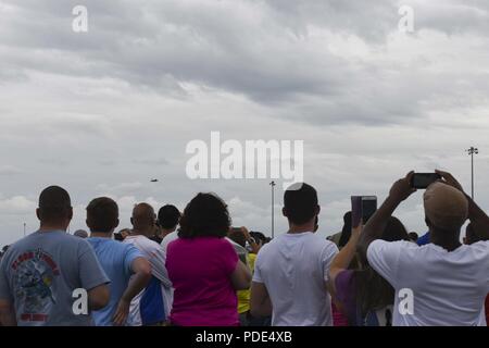 Zuschauer verfolgen die US Air Force F-22 Raptor Demonstration Team in Tampa Bay AirFest 2018 MacDill Air Force Base, Fla., 12. Mai 2018 durchführen. Die MacDill Gemeinschaft Antenne Demonstrationen, statische zeigt und sich lokale Anbieter an der bi-erlebt-jährliches Ereignis. Stockfoto