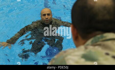 U.S. Army Staff Sgt. Fredis Kindelan, beheimatet in Biddeford, Maine zu 501St Military Intelligence zugewiesen, laufflächen Wasser am Wasser Überlebensfähigkeit Test während der Achten Armee 2018 besten Krieger Wettbewerb, gehalten am Camp Casey, der Republik Korea, 13. Mai 2018. Die Achte Armee besten Krieger Wettbewerb wird gehalten, zu erkennen und die qualifiziertesten Junior wählen Sie Soldaten und nicht-Officer achte Armee bei der US-Army Pacific besten Krieger Konkurrenz an Schofield Barracks, HI darzustellen in Auftrag gegeben. Der Wettbewerb wird auch die Officer, Warrant Officer und koreanischen Augme erkennen Stockfoto