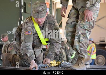 Soldaten über 10 Mountain Division arbeiten zusammen, um die Ausrüstung der 2. Brigade Combat Team für Bewegung während Berg Streik vorzubereiten, not Bereitstellungsbereitschaft übung, 13. Mai, am Fort Drum, New York. Die US-Armee den Befehl gerichtet übung Ziele der kommenden 2 BCT Drehung in das Joint Readiness Training Center zu verwenden, in Fort Polk, Louisiana, als Chance, die kombinierte dislozierbare Fähigkeiten von 10 MTN DIV und Fort Drum als Installation zu testen. Stockfoto