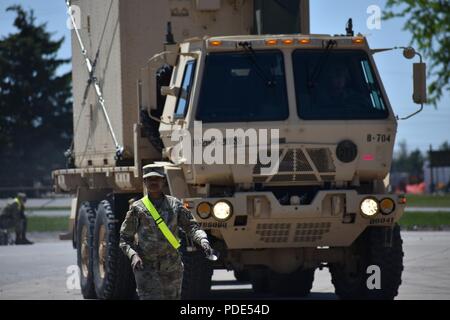 Soldaten über 10 Mountain Division arbeiten zusammen, um die Ausrüstung der 2. Brigade Combat Team für Bewegung während Berg Streik vorzubereiten, not Bereitstellungsbereitschaft übung, 13. Mai, am Fort Drum, New York. Die US-Armee den Befehl gerichtet übung Ziele der kommenden 2 BCT Drehung in das Joint Readiness Training Center zu verwenden, in Fort Polk, Louisiana, als Chance, die kombinierte dislozierbare Fähigkeiten von 10 MTN DIV und Fort Drum als Installation zu testen. Stockfoto