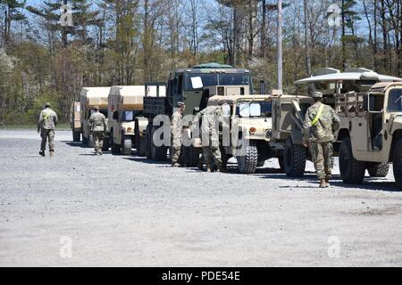 Soldaten über 10 Mountain Division arbeiten zusammen, um die Ausrüstung der 2. Brigade Combat Team für Bewegung während Berg Streik vorzubereiten, not Bereitstellungsbereitschaft übung, 13. Mai, am Fort Drum, New York. Die US-Armee den Befehl gerichtet übung Ziele der kommenden 2 BCT Drehung in das Joint Readiness Training Center zu verwenden, in Fort Polk, Louisiana, als Chance, die kombinierte dislozierbare Fähigkeiten von 10 MTN DIV und Fort Drum als Installation zu testen. Stockfoto