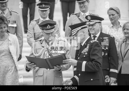 Der britische Generalstabschef, General Sir Nicholas Carter, erhält ein Zertifikat, das von Generalmajor Michael Howard, Kommandierender General, U.S. Army Military District von Washington; für die Teilnahme an eine Armee voller Ehrungen Wreath-Laying Zeremonie am Grab des Unbekannten Soldaten, Arlington National Cemetery, Arlington, Virginia, 14. Mai 2018. Carter tourte auch das Memorial Amphitheater Anzeige Zimmer und traf sich mit hochrangigen US-Armee Führung. Stockfoto