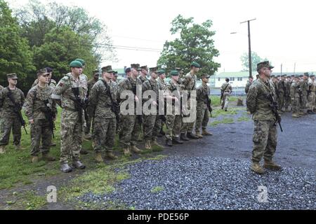 Us Marine Sgt. Derek R. Rush, Treffsicherheit Trainer mit Sitz und Service Unternehmen, 6 Techniker, 4. Marine Logistik Gruppe, Marine Reserve, Konten für seine Platoon der integrierten Marines mit 6 ESB, 4. MLG, MFR und Kommandos mit 131 Commando Squadron Royal Engineers, britische Armee, während der übung Rote Dolch am Fort Indiantown Gap, Pa, 14. Mai 2018. Übung rote Dolch ist eine bilaterale Übung, die Marines die Möglichkeit, Taktiken, Techniken und Verfahren sowie Aufbau von Arbeitsbeziehungen mit ihren britischen Kollegen. Stockfoto