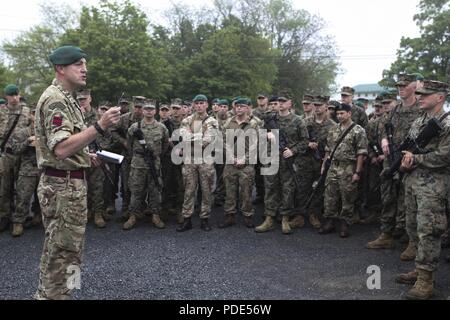 British Army Staff Sgt. Nigel W. Oakley, Unteroffizier der Übung rote Dolch mit 131 Commando Squadron Royal Engineers, britische Armee, spricht zu den Marines mit 6. Techniker Bataillon, 4. Marine Logistik Gruppe, Marine Reserve, und die britischen Kommandoeinheiten mit 131 Commando Schwadron RE, britische Armee, an einer Ausbildung während der Übung rote Dolch am Fort Indiantown Gap, Pa, 14. Mai 2018 statt. Übung rote Dolch ist eine bilaterale Übung, die Marines die Möglichkeit, Taktiken, Techniken und Verfahren sowie Aufbau von Arbeitsbeziehungen Stockfoto