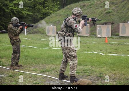 Us Marine Lance Cpl. Michael D. Foy (links), Kfz-Operator mit Bridge Firma Bravo, 6 Techniker, 4. Marine Logistik Gruppe, Marine Reserve, und Britischen Armee Spr. Mark R. Maton (rechts), British Commando mit 131 Commando Squadron Royal Engineers, britische Armee, Feuer an Ihre Ziele während eines live Feuer Bereich der Tabellen 5 und 6 während der Übung rote Dolch am Fort Indiantown Gap, Pa, 14. Mai 2018. Übung rote Dolch ist eine bilaterale Übung, die Marines die Möglichkeit, Taktiken, Techniken und Verfahren sowie die Neu aufbauen Stockfoto