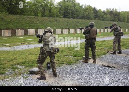 Britische Armee Spr. Jonathan Wallace (links), und Spr. Mark R. Maton (rechts), British Commando mit 131 Commando Squadron Royal Engineers, britische Armee und US-Marine Lance Cpl. Michael D. Foy (Mitte), Kfz-Operator mit Bridge Firma Bravo, 6 Techniker, 4. Marine Logistik Gruppe, Marine Reserve, Feuer an Ihre Ziele während eines live Feuer Bereich der Tabellen 5 und 6 während der Übung rote Dolch am Fort Indiantown Gap, Pa, 14. Mai 2018. Übung rote Dolch ist eine bilaterale Übung, die Marines eine Gelegenheit zum Austausch von Taktiken, Techniken und Stockfoto