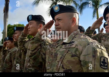 Us-Soldaten der 3. Brigade Combat Team (3 BCT), 25 Infanterie Division (25-ID); die 29 Infantry Brigade Combat Team (Ibct) 29, Oklahoma Army National Guard (HIARNG); die zivilen Angelegenheiten 426th Battalion, Oklahoma Army National Guard (CARNG) Salute während dem Abspielen der Nationalhymnen während der Eröffnungsfeier des Tiger Balm 18 an der 298th Regiment, dokumentenportal Training (MFTU), Regional Training Institute (RTI), Kailua, Hawaii, am 14. Mai 2018. Tiger Balm ist eine jährliche bilaterale militärische Übung für die professionelle Beziehung zu verstärken, die Bekämpfung der Bereitschaft und Stockfoto