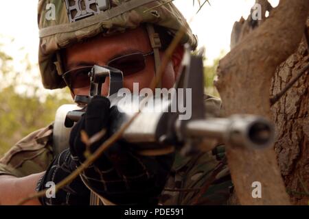 Sgt. Alvin Lee, Mitglied der United States Army 3rd Squadron, 71st Cavalry Regiment, 10 Mountain Division setzt auf Sicherheit bei einem Schlachtfeld Szenario mit der senegalesischen Armee bei der taktischen Training Center Nummer Sieben in Thies, Senegal, 14. Mai 2018. 10. Berg begann das Training mit Instruktoren der senegalesischen Armee April 30, 2018, um Sie für Ihre bevorstehende Erweiterte Infanterie Ausbildung besser vorbereiten. Stockfoto