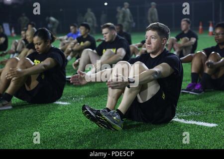 Us-Armee Warrant Officer David Hobart, ein gebürtiger nach Detroit, Michigan zu 2 Infanterie Division, führt Warm up bohrt mit der Army Physical Fitness Test während der Achten Armee 2018 besten Krieger Wettbewerb, im Camp Casey, der Republik Korea, 14. Mai 2018 statt. Die Achte Armee besten Krieger Wettbewerb wird gehalten, zu erkennen und die qualifiziertesten Junior wählen Sie Soldaten und nicht-Officer achte Armee bei der US-Army Pacific besten Krieger Konkurrenz an Schofield Barracks, HI darzustellen in Auftrag gegeben. Der Wettbewerb wird auch die Officer, Warrant Officer erkennen und Stockfoto