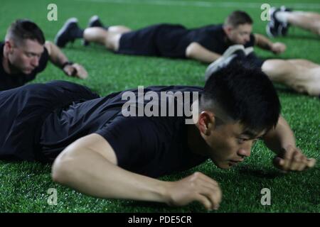 Us Army 1st Lieutenant Austin Kong, beheimatet in Dallas, Texas zu 339 Quartmaster Firma, Lager Humphreys zugewiesen, führt Warm up Übungen vor der Armee körperliche Fitness Test während der Achten Armee 2018 besten Krieger Wettbewerb, im Camp Casey, der Republik Korea, 14. Mai 2018 statt. Die Achte Armee besten Krieger Wettbewerb wird gehalten, zu erkennen und die qualifiziertesten Junior wählen Sie Soldaten und nicht-Officer achte Armee bei der US-Army Pacific besten Krieger Konkurrenz an Schofield Barracks, HI darzustellen in Auftrag gegeben. Der Wettbewerb wird auch die Officer erkennen, rechtfertigen aus Stockfoto