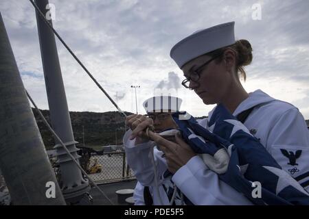 NAVAL SUPPORT ACTIVITY Souda Bay, Griechenland (12. Mai 2018) Der Gunner Mate Seemann Erica Nohelani Ponce, links, von Ewa Beach, Hawaii und Elektroniker 2. Klasse Nicole Demarest, aus Memphis, Tennessee, heben Sie die amerikanische Flagge während der Morgen Farben an Bord der Arleigh-Burke-Klasse geführte Anti-raketen-Zerstörer USS Donald Cook (DDG75), 12. Mai 2018. Donald Cook, Vorwärts - Rota, Spanien bereitgestellt werden, wird auf der siebten Patrouille in den USA 6 Flotte Bereich der Maßnahmen zur Unterstützung der regionalen Verbündeten und Partner, und die nationale Sicherheit der USA Interessen in Europa und Afrika. Stockfoto