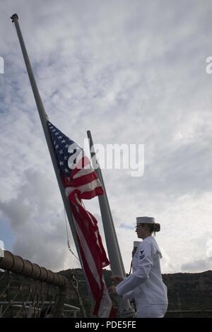 NAVAL SUPPORT ACTIVITY Souda Bay, Griechenland (12. Mai 2018) Elektroniker 2. Klasse Nicole Demarest, aus Memphis, Tennessee, erhöht, die amerikanische Flagge während der Morgen Farben an Bord der Arleigh-Burke-Klasse geführte Anti-raketen-Zerstörer USS Donald Cook (DDG75), 12. Mai 2018. Donald Cook, Vorwärts - Rota, Spanien bereitgestellt werden, wird auf der siebten Patrouille in den USA 6 Flotte Bereich der Maßnahmen zur Unterstützung der regionalen Verbündeten und Partner, und die nationale Sicherheit der USA Interessen in Europa und Afrika. Stockfoto