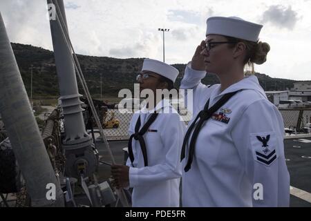 NAVAL SUPPORT ACTIVITY Souda Bay, Griechenland (12. Mai 2018) Der Gunner Mate Seemann Erica Nohelani Ponce, links, von Ewa Beach, Hawaii und Elektroniker 2. Klasse Nicole Demarest, aus Memphis, Tennessee, Salute die amerikanische Flagge während der Morgen Farben an Bord der Arleigh-Burke-Klasse geführte Anti-raketen-Zerstörer USS Donald Cook (DDG75), 12. Mai 2018. Donald Cook, Vorwärts - Rota, Spanien bereitgestellt werden, wird auf der siebten Patrouille in den USA 6 Flotte Bereich der Maßnahmen zur Unterstützung der regionalen Verbündeten und Partner, und die nationale Sicherheit der USA Interessen in Europa und Afrika. Stockfoto