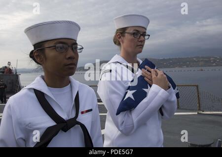 NAVAL SUPPORT ACTIVITY Souda Bay, Griechenland (12. Mai 2018) Der Gunner Mate Seemann Erica Nohelani Ponce, links, von Ewa Beach, Hawaii und Elektroniker 2. Klasse Nicole Demarest, aus Memphis, Tennessee, führen morgen Farben an Bord der Arleigh-Burke-Klasse geführte Anti-raketen-Zerstörer USS Donald Cook (DDG75). Donald Cook, Vorwärts - Rota, Spanien bereitgestellt werden, wird auf der siebten Patrouille in den USA 6 Flotte Bereich der Maßnahmen zur Unterstützung der regionalen Verbündeten und Partner, und die nationale Sicherheit der USA Interessen in Europa und Afrika. Stockfoto